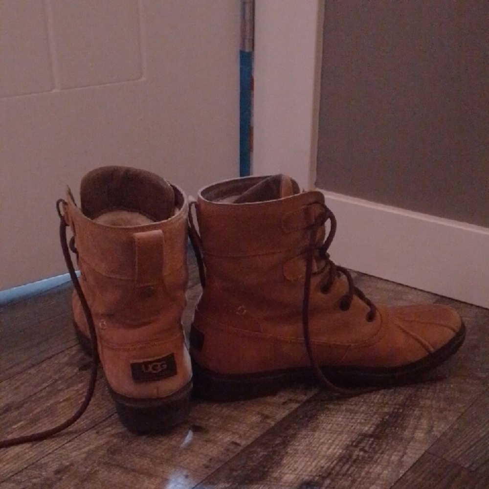 UGG Suede Boots Tan Waterproof Sheep Wool Interior. 🍂 Fall Fashion 🌻